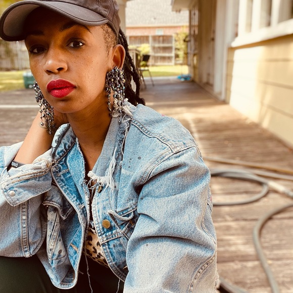 Beautiful and dope earrings - Picture 2 of 5